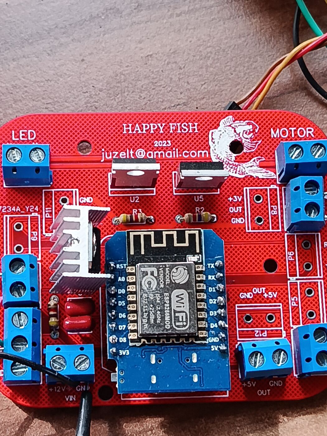 Surinkta Happy Fish plokštė su ESP8266, rezistoriais ir gnybtais